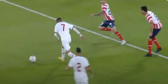 زياش عبء على الاسود واللي فرضوه على المنتخب وجراو على وحيد تفرشو البارح. ضيع كواري وما تقاتلش فالوسط وولى مشكيلة لحكيمي