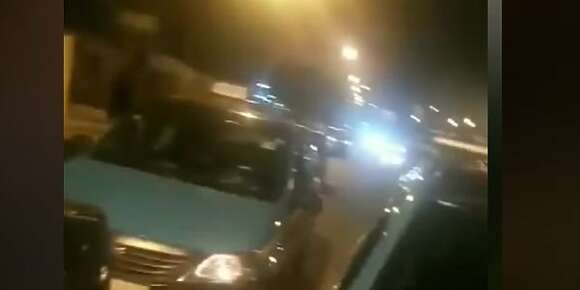 شيافر الطاكسيات فطنجة قطعو الطريق على شيفور خدام مع تطبيق”InDriver” واحتجزوا طونوبيلتو بالقوة.. وكيهددو البقية يديرو معاهم شرع يديهوم وفيسبوكيون وصفهوم ب”البلطجية”