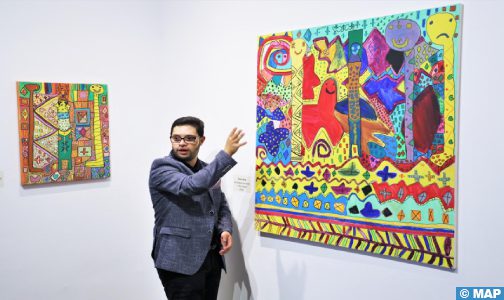 نسيم كريش.. رسام مصاب بالتثلث الصبغي يعرض بالرباط أعماله الغامرة بألوان الحياة