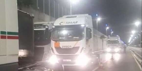 اكثر من 48 ساعة من الجحيم عاشوها صحاب الكاميوات فميناء طنجة المتوسط حقاش خدام غير سكانير واحد – فيديو