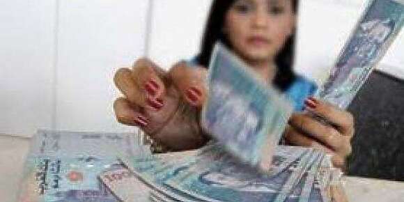 صلاة الراتب! الصحفي مجدب. وقاحل من الداخل. وجاف. وينتظر نزول الراتب من الدولة