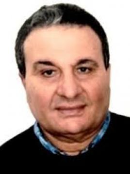 رجل آلي يسلم دعوة للقمة