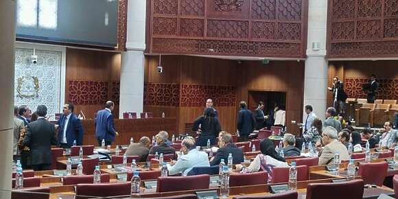 فضيحة. الزومي من لجنة المالية: جيبو لينا البوليس دبا بسباب اتهامات للنقابات بتلقي الرشوة من الحكومة. والمهاجري رد عليها: البرلماني عندو حصانة وميمكنش نجيبو البوليس لهنا