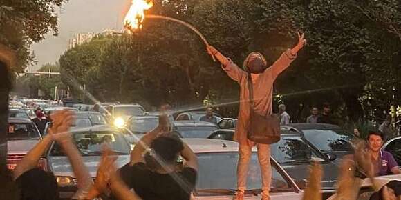 في الوقت لي العيالات فإيران وافغانستان كايتقتلو بسبب الحجاب! حسب دراسة جديدة: الأغلبية دالمغاربة كايقولو بلي خاصّ العيالات يلبسو الزّيف! فاش كانشوف هاد النتائج الكارثية كانقول لهلا يخطي علينا المخزن لي حداثي اكثر من الشعب! أما كورّا العيالات كايساينو تايساليو الرجال من الماكلة باش يگددو العظومة