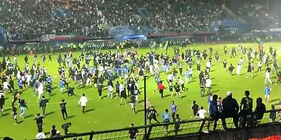 ماتو كثر من 170 واحد.. مشاغبين حولو ماتش فاندونيسيا لحرب الطايح فيها كثر من النايض – فيديو