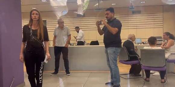مازال نايضة فلبنان بسباب الأزمة الاقتصادية.. برلمانية هجمات على بنك باش ترجع فلوسها