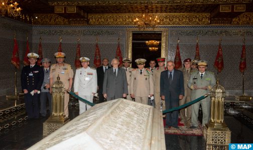 وفد من رؤساء أركان القوات المسلحة للبلدان الأعضاء في مبادرة “5 زائد 5 دفاع” يزور ضريح محمد الخامس