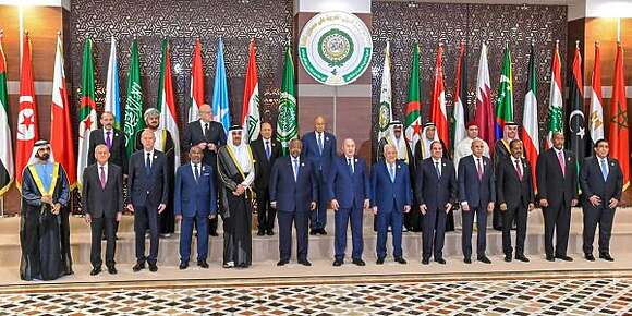 الرئيس تبون يحلق عاليا! الأعناق تشرئب إليه. والميكروفونات تتطاول. ولا أحد يصل إليه