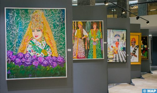الفنانة التشكيلية كاميليا الزرقاني تحتفي من خلال لوحاتها بالتراث المغربي