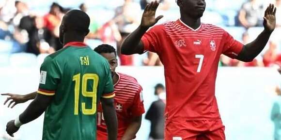 الكاميرونيين حقدو على إيمبولو اللي ماركا الرباح لسويسرا على ولاد بلادو وهجمو على عائلتو