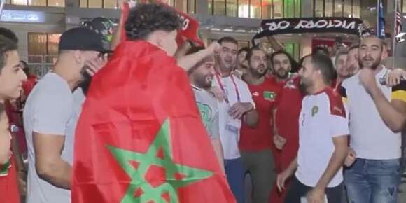 المغاربة فقطر استقبلو الأسود بفرحة كبيرة خلاوهم يحسو فحال إلى غاديين يلعبو فمدينة مغربية ماش فالدوحة – فيديو