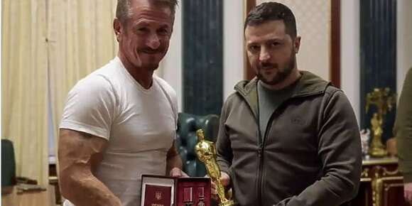 بالفيديو.. شون بن سلف الأوسكار لزيلينسكي