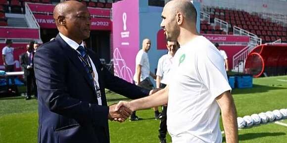رئيس الكاف عاجبو نيفو المنتخب مع الركراكي واللعابا ديال المغرب وطلب من حكيمي يتصور معه