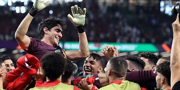 المغرب أنقذ كأس العالم في قطر لي كان غادي يتحول من تظاهرة رياضية لتظاهرة دعوية ويركبوا عليه اللحايا بالوش ديال أسلم ألف من جمهور صربيا بعد مشاهدة هدف شاكيري وعوض يبقى مونديال ممل في الصحرا تحول بفضل المغرب لأعظم دورة كأس عالم