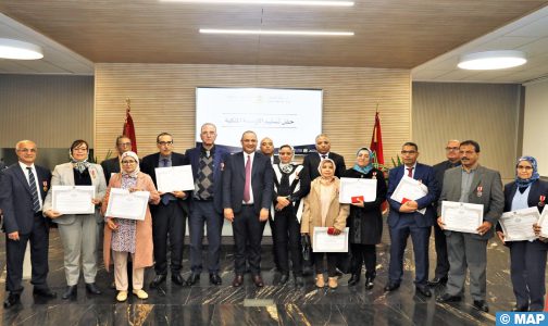 تسليم أوسمة ملكية لموظفين بوزارة الصناعة والتجارة