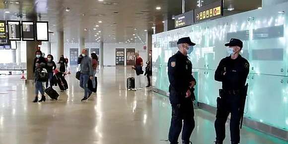 طيارة جاية من اسطنبول لكازا هربو منها 28 مسافر فبرشلونة بعدما وقفات تما بشكل استعجالي حيثاش مرا حاملة كانت كتولد وصدقات حتى هي مشدودة علاحقاش كذوب..
