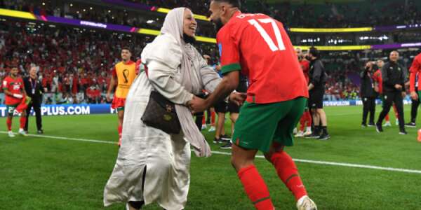 لعابة فالميريكان نقلو من المغاربة الاحتفال مع الأمهات وهبطو مواتهم يفرحو معهم بالرباح فوسط التيران
