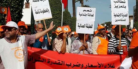 علاش الفقراء عمرهم كيحضرو لشي مسيرة ضد الغلاء حدا البرلمان دعاو ليها المناضلين.. حيت الفقراءمعندهمش بطاقة محمد السادس باش يشدوا التران شبه فابور بحال صحاب التعليم