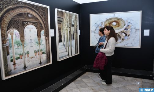 مراكش.. افتتاح معرض الصور الفوتوغرافية “التأمل والاستماع إلى قصر الحمراء” للإسباني فرناندو مانسو