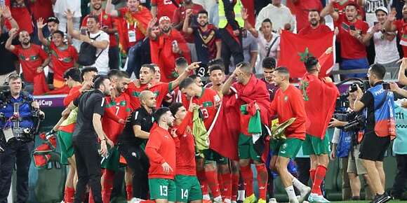 مصاصي دم الاسود. كيفاش كلشي الشركات كدير اشهاراتها راكبة على الاسود وما عمرها دعمات الكورة. علاش ما تسجلش ماركة الاسود وممنوع على شي شركة توظفها الا بعد ما تحط فلوس صحيحة