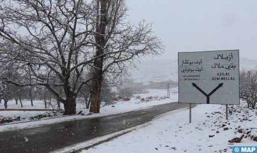 أزيلال ترتدي معطفها الأبيض السميك، وتعمل على إزاحة الثلوج وفتح الطرق