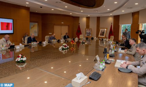 السيد لوديي والجنرال دوكور دارمي المفتش العام للقوات المسلحة الملكية يستقبلان كبير مستشاري الدفاع البريطاني بالشرق الأوسط وشمال إفريقيا