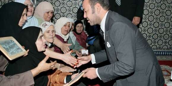 بهيجة سيمو، زليخة نصري، آسية الوديع، زينب العدوي، القايدة حورية … كيفاش ملك البلاد كايشجع المرأة على القراية والخدمة وبعض الأصوات المگردة باغا تخليها محبوسة فالدّار! علاش؟ حيت واحد كابر مع أم محگورة ومدلولة ماعندها كلمة قدّام بّاه كايتعامل معاها فحال الجفّاف صعيب عليه يتخايل بلي كاينين أسر كاتبنى على الاحترام والمساواة والحب‎‎