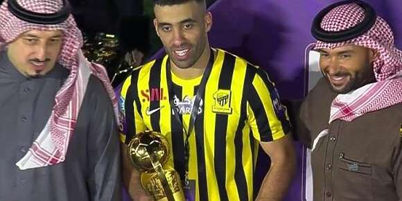 حمد الله محيح فالسعودية.. بعد ما قهر رونالدو فماتش النصر ماركة زوج بيوت وقاد فريقو الاتحاد للتتويج بكأس السوبر