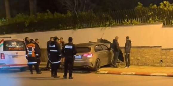 صامدي سوار… طموبيل دخلات فالسور ديال القنصلية الإسبانية فطنجة