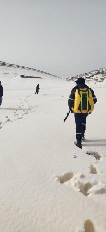 لمدة أربعة ايام دون توقف... فرق التدخل تواصل فك العزلة على المناطق المغمورة بالثلوج+ صور 7 3