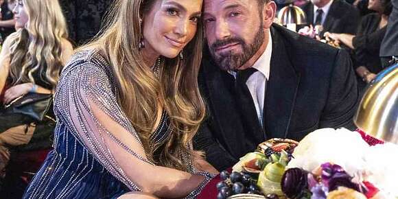 بن أفليك وجنيفر لوبيز شداتهم الكاميرا فحفل جوائز الكَرامي ودارو البوز – فيديو