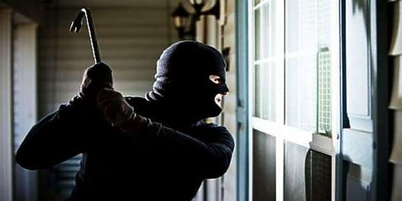 بوليس بوزنيقة طيح ريزو ديال سرقة محلات تجارية بكسر القفولة