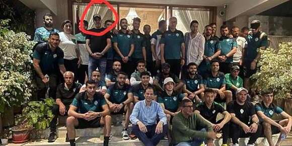 كيفما كشفات “كود”.. شخص براني على الرجاء سافر مع البعثة إلى تنزانيا وصورة الفريق مع السفير فرشت البدراوي