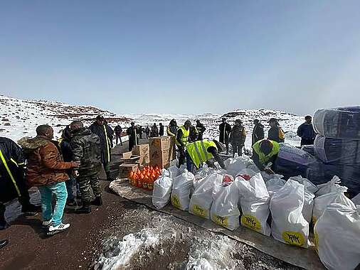 لمدة أربعة ايام دون توقف... فرق التدخل تواصل فك العزلة على المناطق المغمورة بالثلوج+ صور 2 1 6