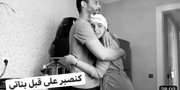 “مصيبة ماكانتش فالحسبان” “بكيت حتى شبعت اليوم” ” وصلت انا و راجلي للطلاق الله ياخد الحق ” هادو هوما الڤيديوات لي كايضربو مشاهدات بزاف فيوتوب علاش ؟ حيت بزاف د المغاربة كايتلذذو باخبار المصايب و المرض و البؤس باش يبردو على راسهم و مايحسوش براسهم بوحدهم لي مقودة عليهم