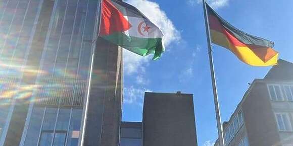 نفس المشكل تسبب فأزمة سابقة بين المغرب وألمانيا.. مقاطعة بريمن رفعات عاوتاني علم البوليساريو فوق برلمانها -تصويرة