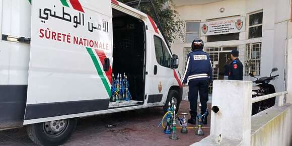 أكثر سلوك عبثي يمكن تشوفوا في المغرب هو مداهمة مقاهي الشيشة والسطافيط واقفة في الباب والشباب في عمر الزهور طالعين يركبوا باش يدوزوا 48 ساعة والجوقة وبنادم كيتفرج ويصور وتلقى شي واحد داير لايف للمداهمة بحال إلى شدو ولد مسعودة في إياماتوا