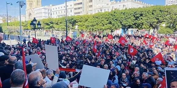 وخا ما عطاتهمش السلطات ترخيص.. المئات من أنصار المعارضة التونسية نزلو لشوارع العاصمة للمطالبة بالإفراج عن المعتقلين