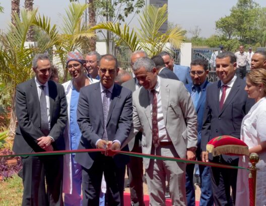 تدشين الرئيس المدير العام لمجموعة "أكديطال" رشدي طالب، مرفوقا بعامل عمالة إقليم النواصر عبد الله الشاطر، والمدير العام لمصحة "أكديطالايف" الجديدة ببوسكورة، البروفيسور جعفر هيكل.