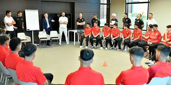 المنتخب غيطير الجمعة إلى الجزائر ولقجع والركراكي داروها زوينة وبركو مع الأشبال وشجعوهم