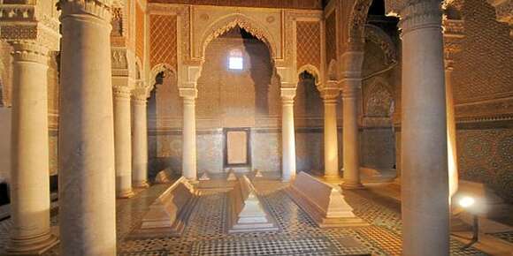 حْنا وسيدنا رمضان (الحلقة 5). كيفاش السعديين وظفو شهر الصيام باش يرسخو شرعيتهم لـ”خلافة المسلمين” في تنافسهم مع العثمانيين، أو كيفاش المنصور الذهبي كان يقيم ليالي دينية طيلة الشهر كيتقرا فيها القرآن وجزء من صحيح البخاري وتيناقشو فيها أمور الدنيا والدين