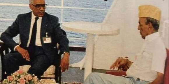 حْنا وسيدنا رمضان (الحلقة 9). نهار الحسن الثاني شعل كارو بعد وفاة محمد الخامس يوم 10 رمضان وقال لـِ امحمد بوستة لي كان معاه: “الله يسمح لي، غادي نْرَدُو”