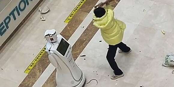 خدا ليها بلاصتها.. فرملية فشات الفقصة ديالها فروبو وبقات عليه بالعصى حتى تفرشخ – فيديو