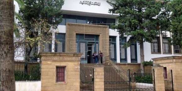 تهريب مجرم مطلوب للعدالة وممارسة العنف على البوليس: ابتدائية فاس صدرات أحكامها فحق ثلاثة متورطين ومنهم جوج عيالات