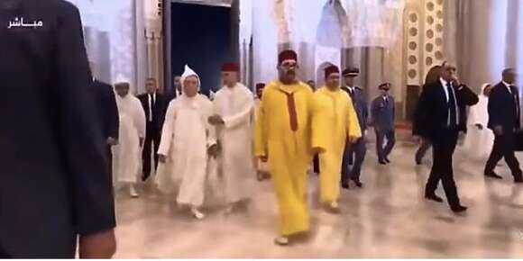 كيفاش ولي العهد رجع وزير الاوقاف. واش الامير اللي خاصو يدخل فالبروطوكول ولا مدير التشريفات؟ – الفيديو
