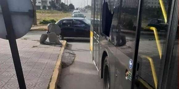 مسلحين دكدكو طوبيس فكازا.. والبوليس كيقلب على المتورطين فارتكاب هاد الفعل الإجرامي