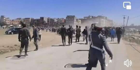 نايضة فدوار الجديد امحيجر بالصخيرات من بعد المسيرة الكبيرة اللي كانت فالعيد بسباب السكن الاقتصادي.. اشتباكات و اعتقالات بين الساكنة و القوات المساعدة و الجدارمية