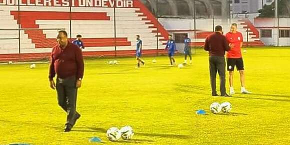 واقف على شغلو.. الناصيري حضر حصة التدريب الأخيرة ديال الوداد قبل ماتش سيمبا وهز المورال للفريق