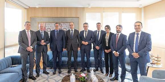 أخنوش كلس مع أحد كبار الفاعلين داخل حزب الشعب الأوروبي اللي عندو علاقة زوينة مع الأحرار وها تفاصيل اللقاء