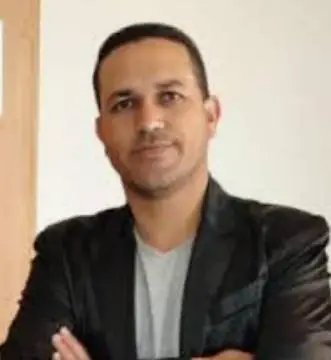 الأحمر يمرض ولا يموت
